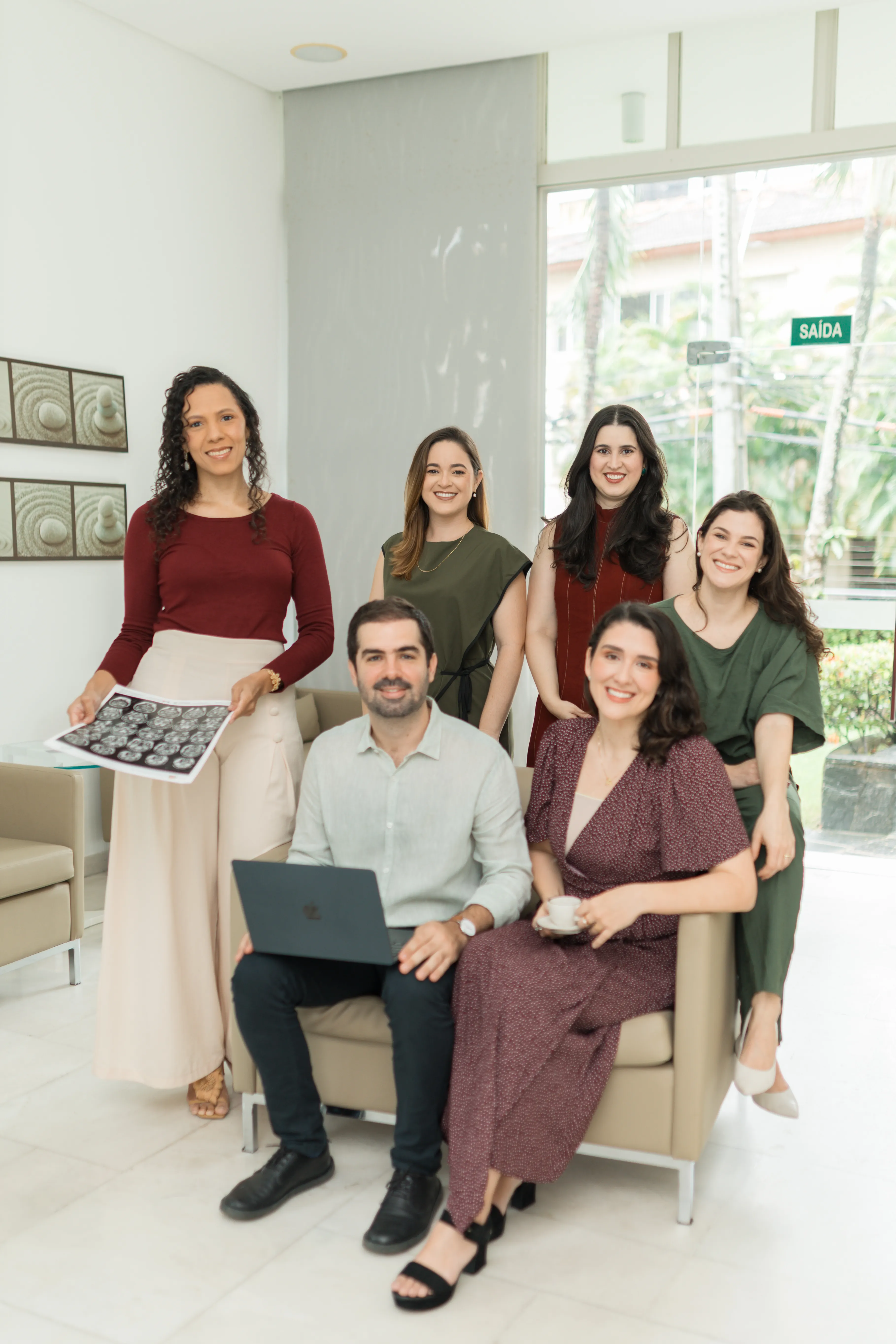 Equipe da Ínsula em um momento acolhedor na clínica