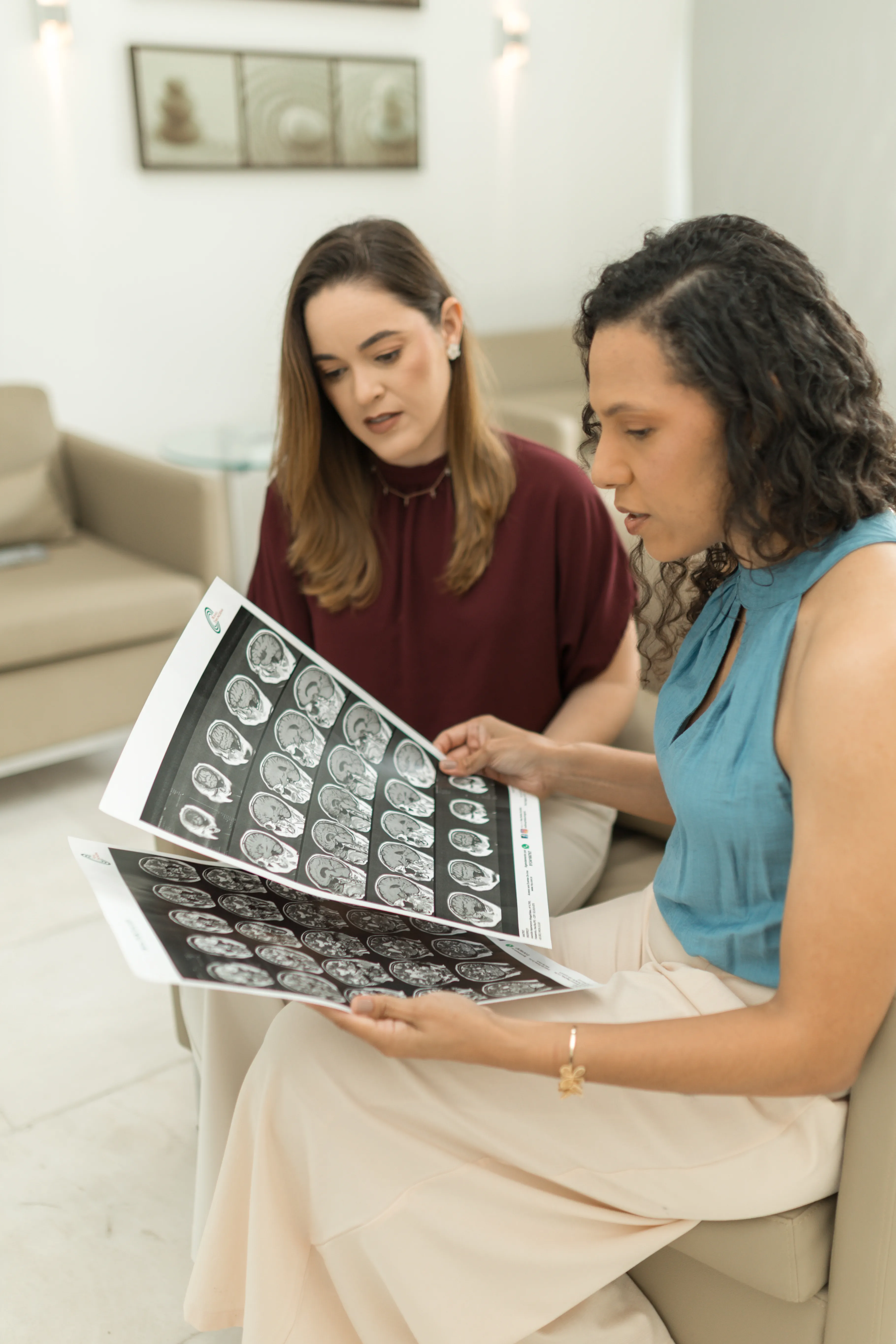 Médicos da Ínsula analisando um exame de imagem em conjunto