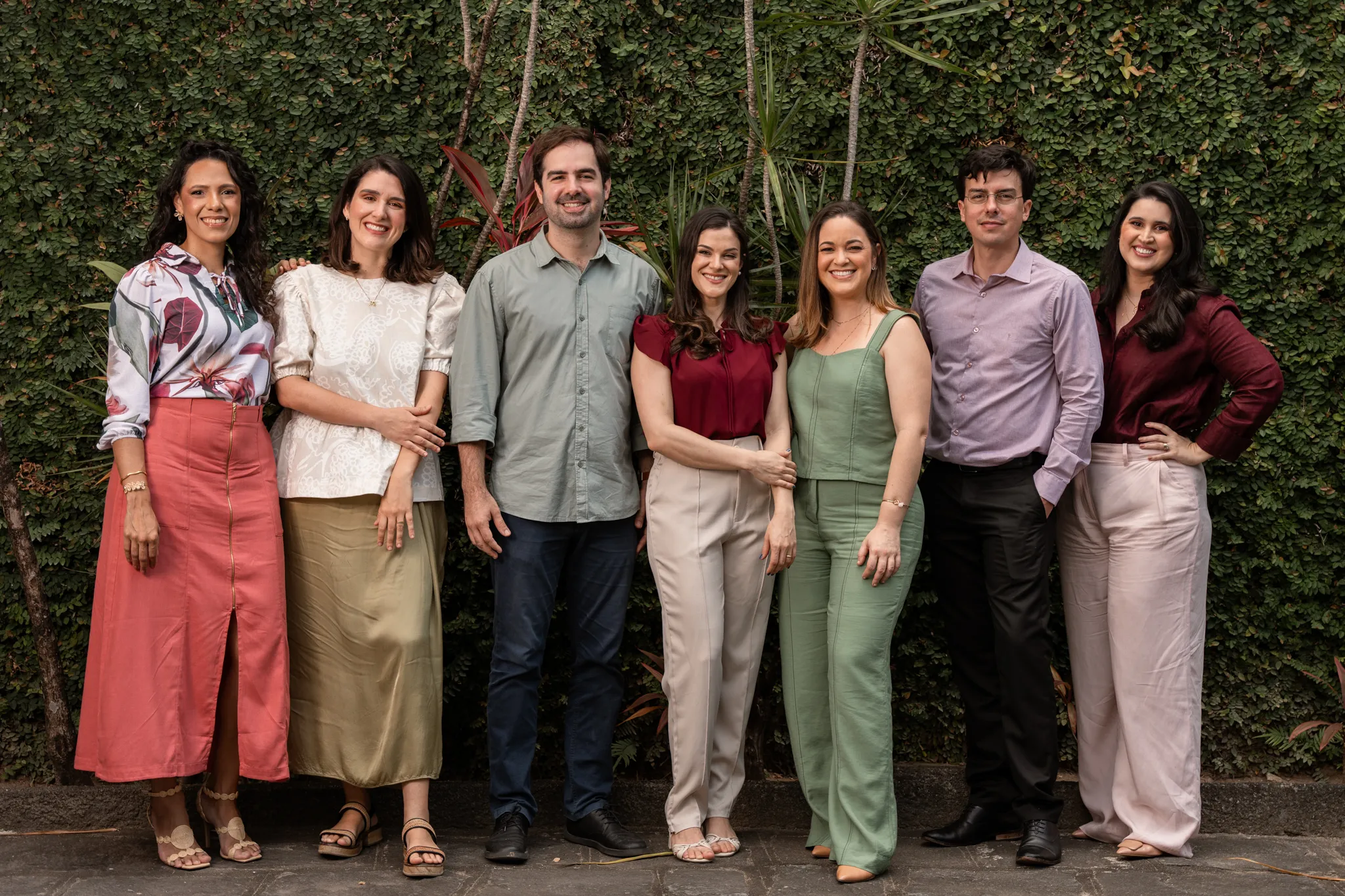 Equipe de médicos da Ínsula reunida em um jardim, em Recife