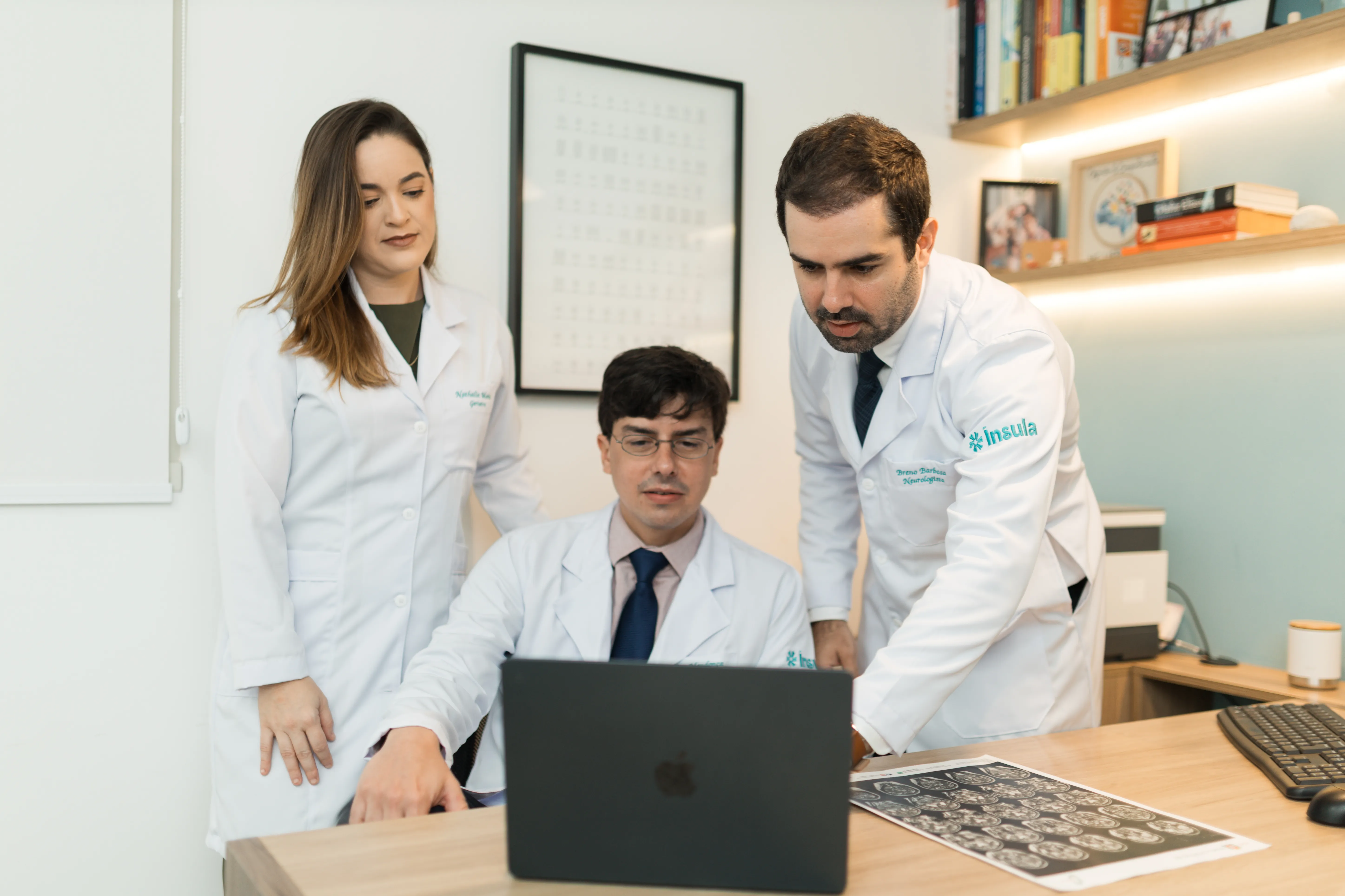 Equipe médica da Ínsula em conversa na clínica